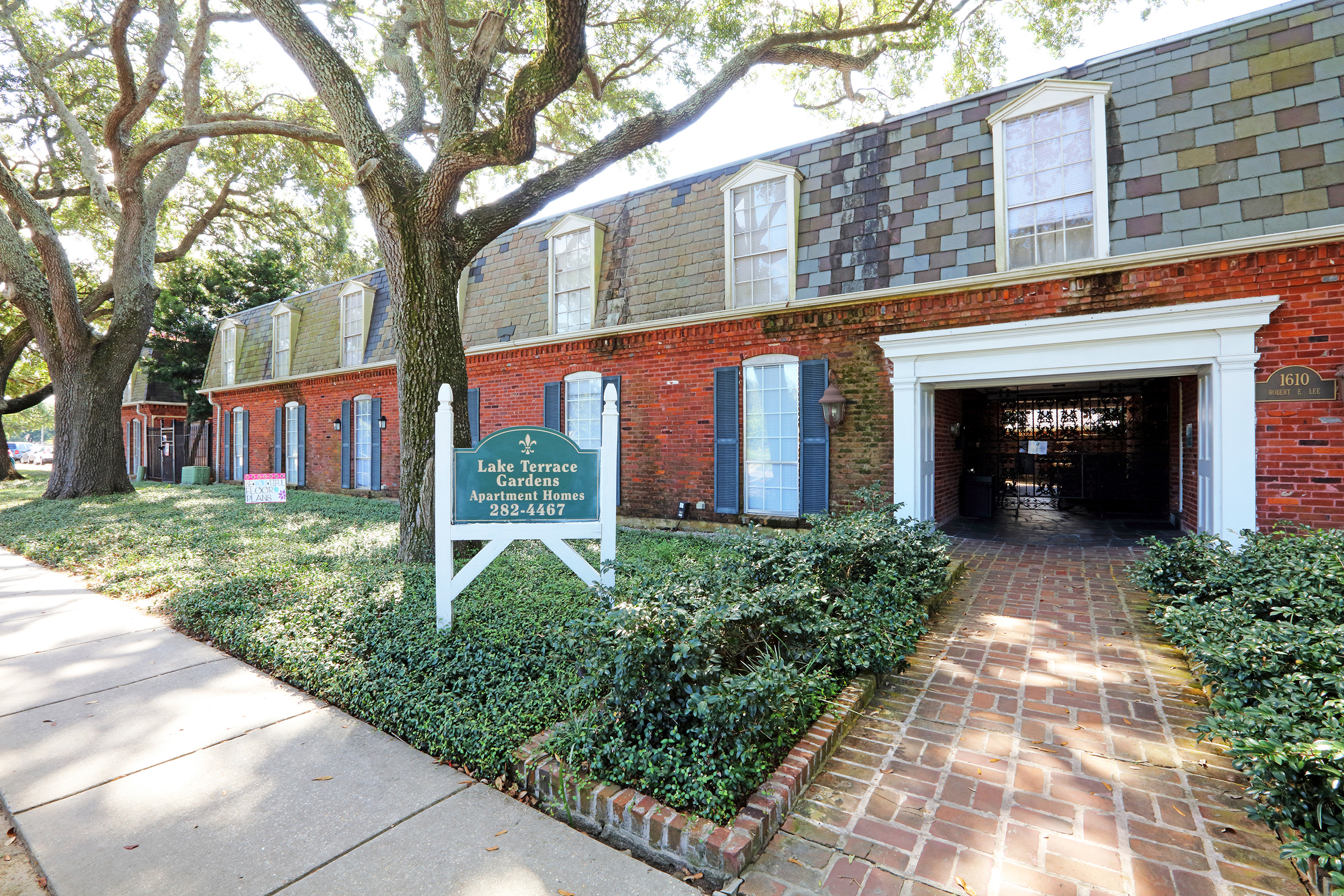 Lake Terrace Gardens The Multifamily Advisory Group at Cushman